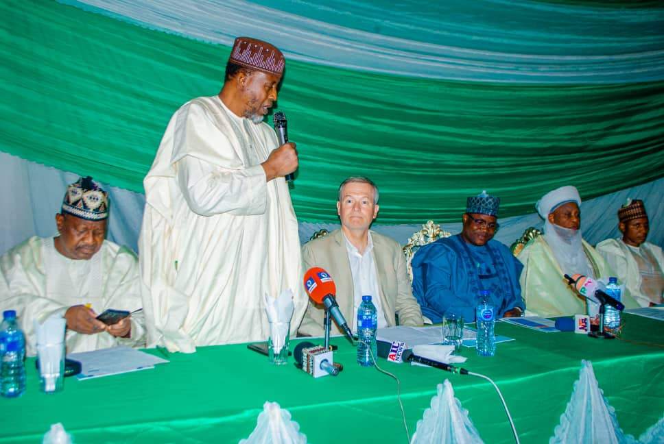 UNFPA Nigeria (@unfpanigeria) on Twitter photo We joined a delegation composed of <a href="/EUinNigeria/">EU in Nigeria 🇪🇺🇳🇬</a> partners and <a href="/UN_Nigeria/">United Nations Nigeria</a> sister agencies on official visits to partners and stakeholders in #SokotoState ahead of the launch of EU-funded projects in the state.🇺🇳🇪🇺
#Leavenonebehind🇳🇬 We joined a delegation composed of <a href="/EUinNigeria/">EU in Nigeria 🇪🇺🇳🇬</a> partners and <a href="/UN_Nigeria/">United Nations Nigeria</a> sister agencies on official visits to partners and stakeholders in #SokotoState ahead of the launch of EU-funded projects in the state.🇺🇳🇪🇺
#Leavenonebehind🇳🇬