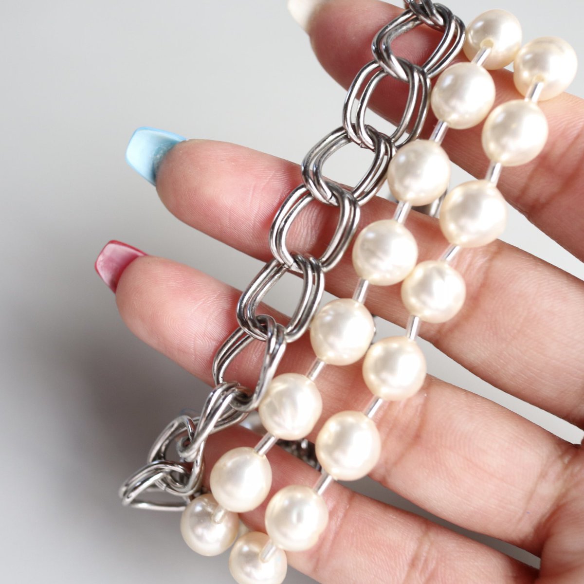 【ワンタッチで手首かわいい】

ガラスバロックパールの
3連ブレスレット

留金は強力なマグネット式

七分袖、半袖になる季節
華やかな手元を演出いたします

Creema 
creema.jp/item/14553099/…