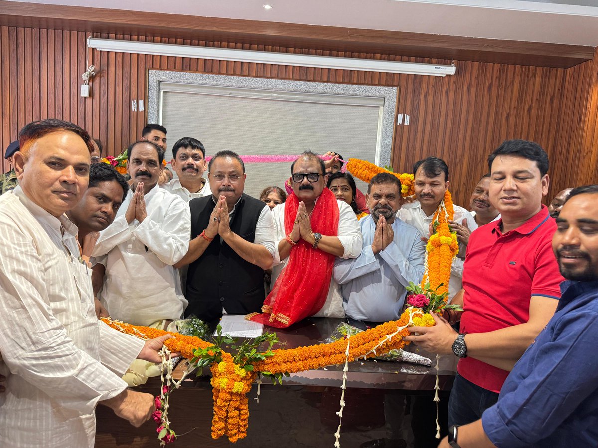 MithileshJMM's tweet photo. आज गढ़वा आवास पर झामुमो गढ़वा जिला के केंद्रीय समिति सदस्यों के सम्मान समारोह का आयोजन किया गया।

यह सिर्फ सम्मान समारोह नहीं, बल्कि दिशोम गुरु आदरणीय श्री शिबू सोरेन जी की विचारधारा और मा. अध्यक्ष श्री @HemantSorenJMM जी के नेतृत्व को समर्पित संगठनात्मक एकजुटता का उत्सव था।

कार्यक्रम में सभी साथियों की गरिमामयी उपस्थिति, झारखंड के स्वाभिमान और जनसरोकारों के प्रति झारखंड मुक्ति मोर्चा की सामूहिक प्रतिबद्धता को और मजबूत करती है।

सभी साथियों का हृदय से आभार एवं अभिनंदन।