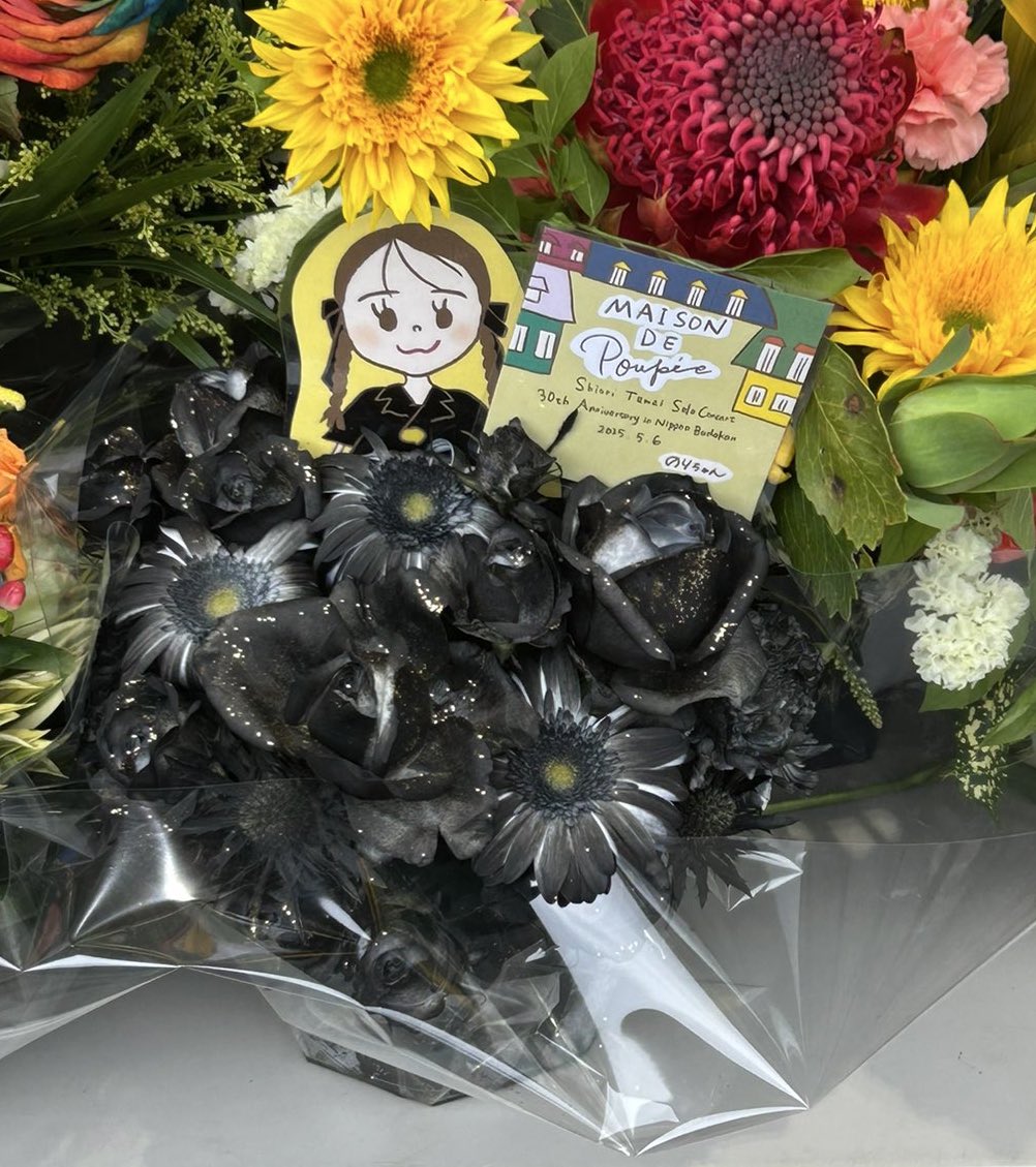 ひとりひとりの人生を見ているような、
そんなライブ、いや、舞台、いや…これはなんなんだろう。
すごくすごく心に残る、
最高のアーティスト玉井詩織さんでした。
12色の曲たちが、この並びになるとこうも表情が変わるのか、新たな発見でした。
しおりちゃんありがとう😭💛
#玉井武道館 #玉井詩織