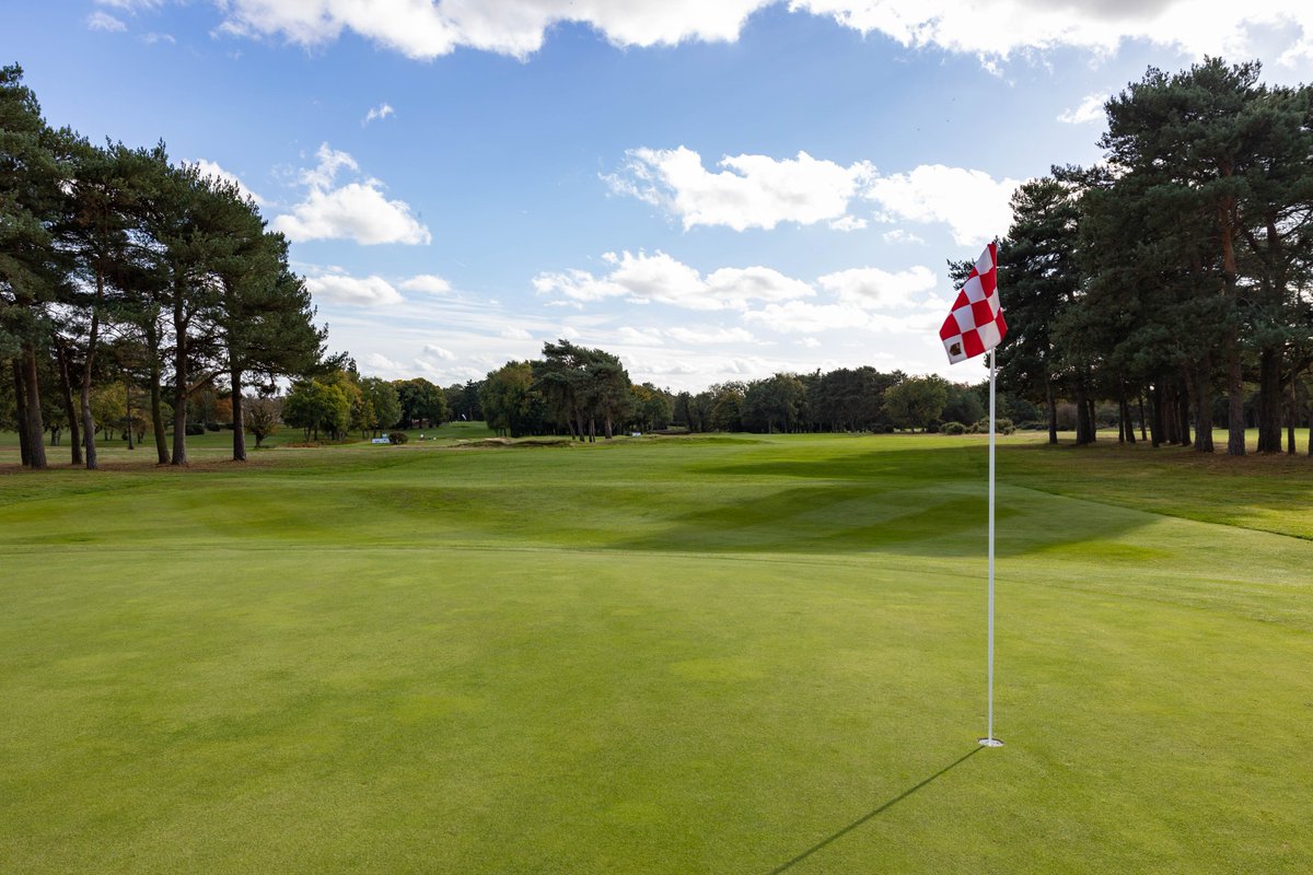 TVAirAmb's tweet image. ⛳ Hit the course and help save lives. Join us at our inaugural golf day on Monday 16th June at @FrilfordHeathGC and help drive funds for @TVAirAmb.
All proceeds go towards funding our lifesaving work in Berkshire, Buckinghamshire, and Oxfordshire. 🚁 bit.ly/3G0gLJ8