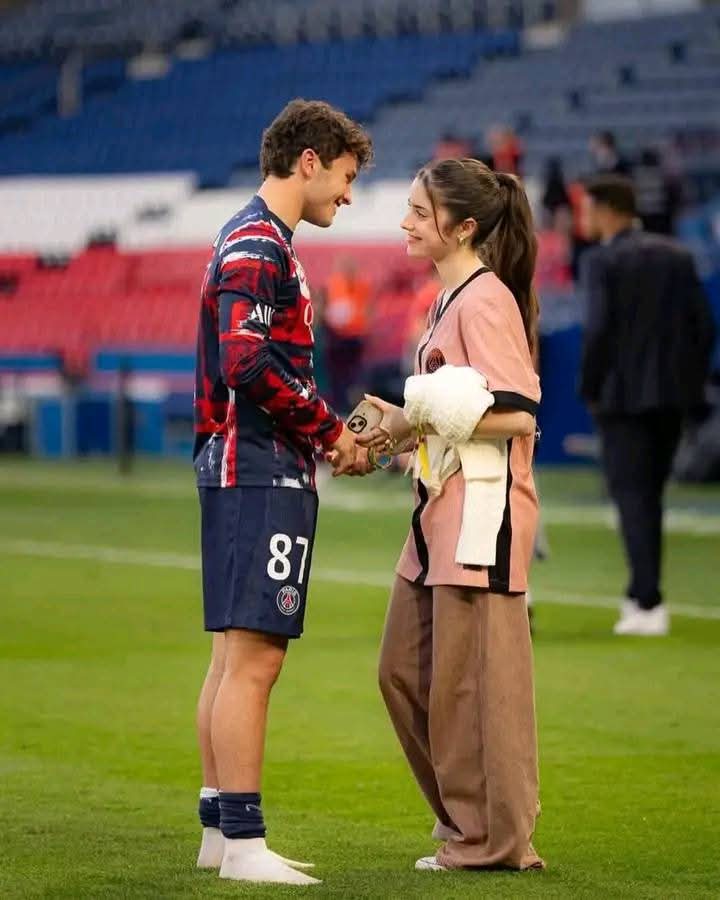 خُوشی ہوئی کہ مُلاقات رائیگاں نہ گئی!
اُسے بھی میری طرح یاد تھی کوئی کوئی بات۔♥️