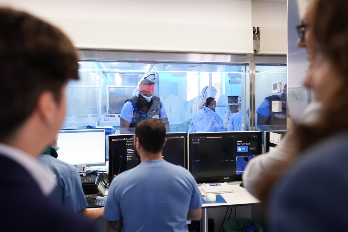 Salud Madrid (@saludmadrid) on Twitter photo 🏥 La <a href="/ComunidadMadrid/">Comunidad de Madrid</a> incorpora al Hospital Clínico San Carlos la primera sala sin radiación del mundo para Cardiología Intervencionista.
✅ La consejera Fátima Matute ha visitado las instalaciones, con una inversión de 4,3 millones de euros.
+ info: c.madrid/0b7bb 🏥 La <a href="/ComunidadMadrid/">Comunidad de Madrid</a> incorpora al Hospital Clínico San Carlos la primera sala sin radiación del mundo para Cardiología Intervencionista.
✅ La consejera Fátima Matute ha visitado las instalaciones, con una inversión de 4,3 millones de euros.
+ info: c.madrid/0b7bb