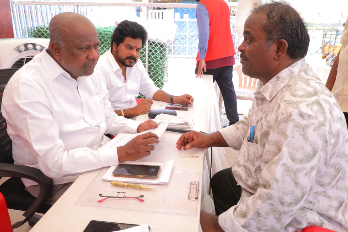 JanaSenaParty's tweet photo. జనసేన పార్టీ కేంద్ర కార్యాలయంలో మంగళవారం నిర్వహించిన జనవాణి కార్యక్రమంలో పలువురు తమ సమస్యలు తెలియచేశారు. పెందుర్తి ఎమ్మెల్యే శ్రీ @PRameshbabuMLA గారు అర్జీలు స్వీకరించారు. జనవాణిలో పార్టీ రాష్ట్ర కార్యదర్శి శ్రీ గెడ్డం మహాలక్ష్మీ ప్రసాద్, మహిళ నేత శ్రీమతి సోమరౌతు అనురాధ, లీగల్ సెల్ ప్రతినిధి శ్రీ శీలం నాగ వెంకట రత్నం పాల్గొన్నారు.