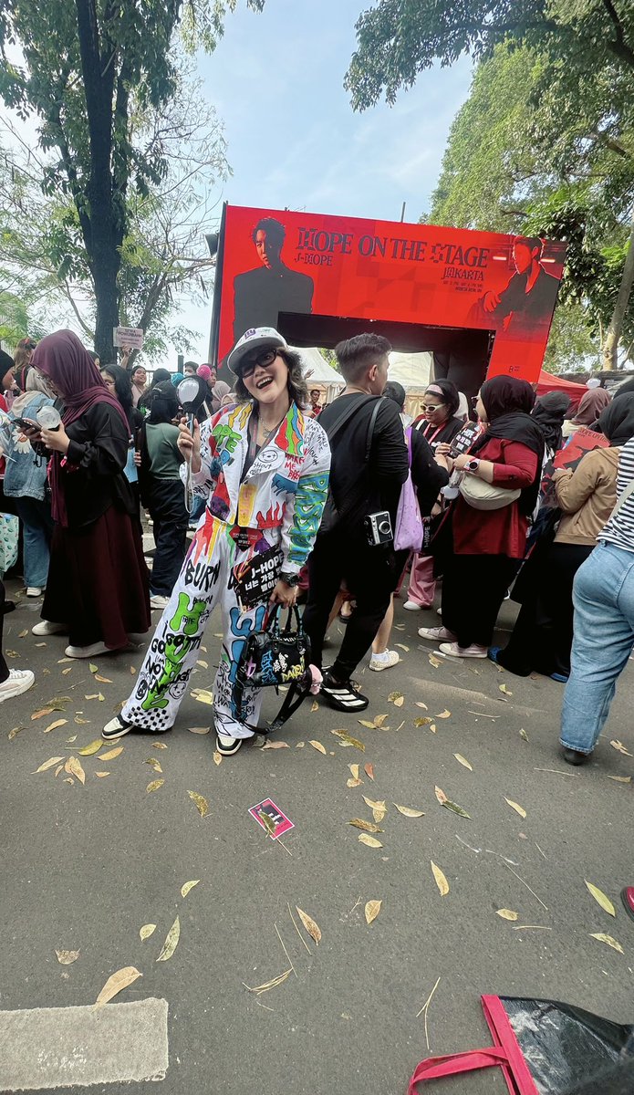 Finally !! Akhirnya nonton juga konsernya kaka jhope😘😘💜💜, ini adalah konser pertamaku sebagai army, and im excited banget🩷🩷