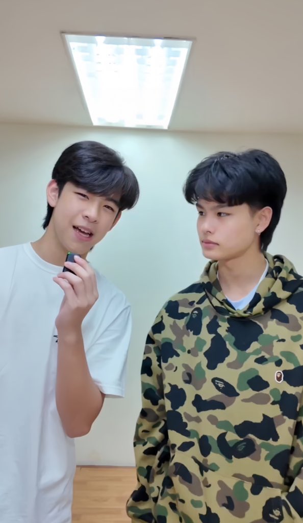 asurtvox's tweet photo. สายตามันหลอกกันไม่ได้น้า 👀🤌🏻
(( #shane_tnp #SkyPhaSith )) https://t.co/W7VaQpuEVR