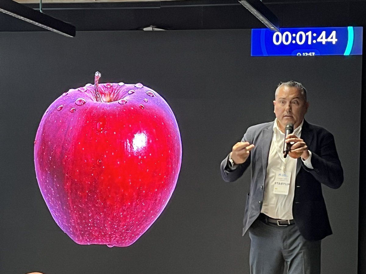 ceeivalencia's tweet photo. 👏 Felicidades a las startups finalistas de esta 18ª edición de los #PremiosEmprendeXXI @crowmie_es @ecoonehotels, #Madeinplant, #Veganic, @ziknes_ son cinco proyectos que demuestran la fuerza del ecosistema emprendedor valenciano https://t.co/o2nr00xiYG