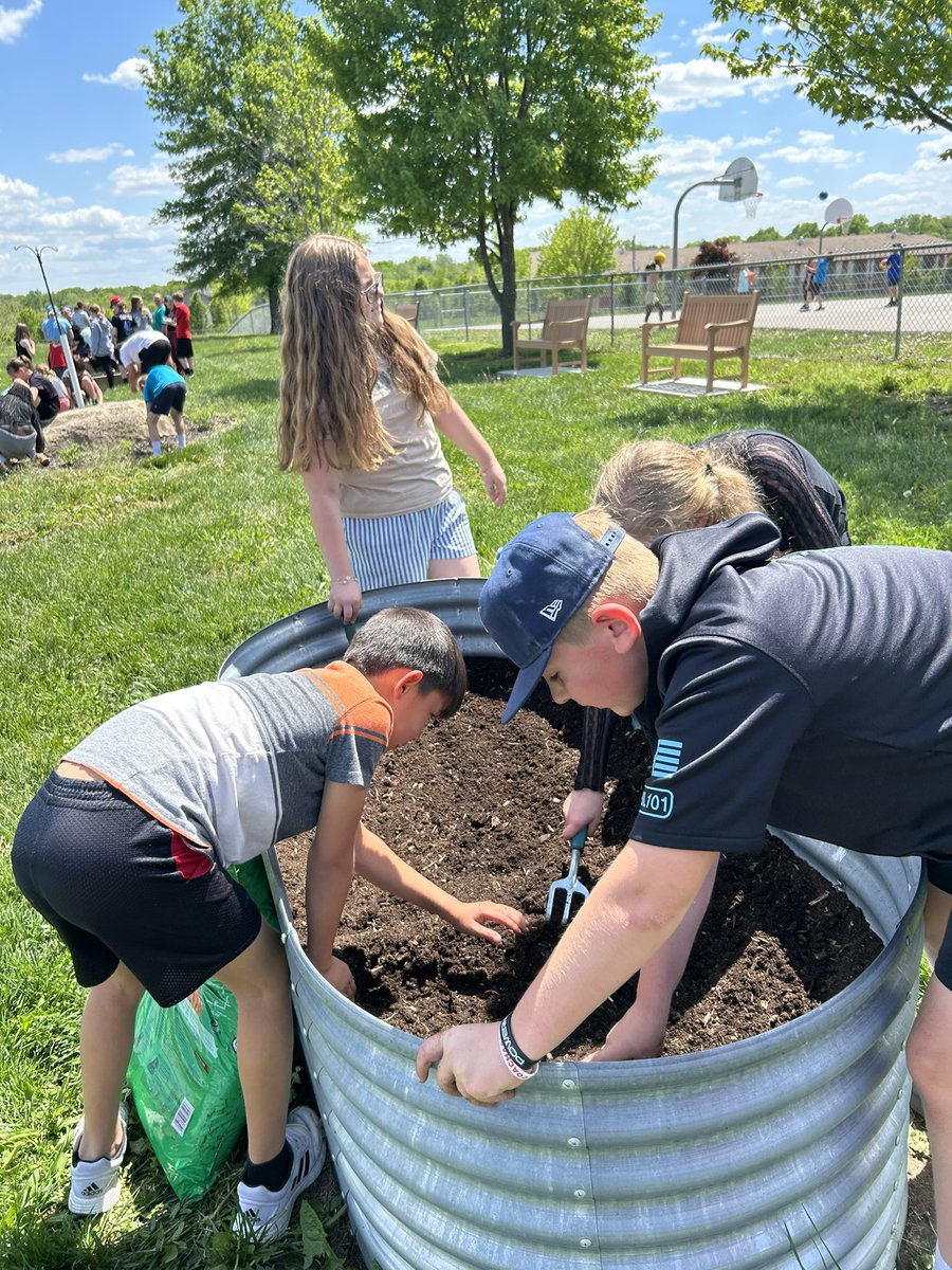 Mrskcbearcat (@mrskcbearcat) on Twitter photo Spring is finally here! 🌸Thanks to <a href="/sheusi1/">Sadie Heusi</a> for always creating such a fun experience in our <a href="/WHWildcats/">Warren Hills Elementary</a> garden for these fourth graders! ☀️💚 Spring is finally here! 🌸Thanks to <a href="/sheusi1/">Sadie Heusi</a> for always creating such a fun experience in our <a href="/WHWildcats/">Warren Hills Elementary</a> garden for these fourth graders! ☀️💚