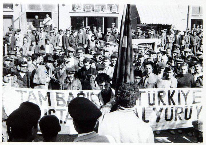 1968 yılında düzenlenen "Tam Bağımsız Türkiye İçin - Mustafa Kemal Yürüyüşü"nde Deniz Gezmiş.