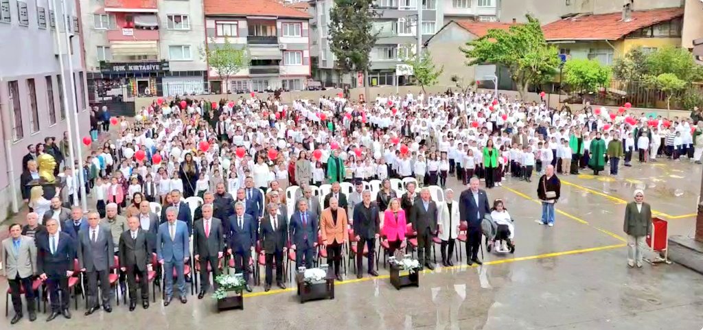 bursaisgb's tweet photo. Bursa İl Milli Eğitim Müdürlüğü'nün "Okulumda Sağlıklı Besleniyorum Programı" kapsamında Gemlik 11 Eylül İlkokulu'nda etkinlikler düzenlendi. Gemlik Kaymakamı Osman Aslan CANBABA ve diğer protokol üyelerinin katılımıyla gerçekleşen etkinliklerde, sağlıklı beslenme ve fiziksel aktivitenin önemi vurgulandı.

Bursa İl Milli Eğitim Müdür Yardımcımız Yunus BULUT, Bakanlığın "Okulumda Sağlıklı Besleniyorum Programı"nın yerel projelerle desteklendiğini belirtti ve emeği geçenleri kutladı.

Etkinlikler kapsamında öğrenciler "Sağlıklı Beslenme Defilesi" ile sebze ve meyve kostümlerini sergiledi. Sınıf öğretmeni Kumru Aksel'in yazdığı hareketli yaşam şarkısı öğrenciler ve öğretmenler eşliğinde seslendirildi. Okulun spor salonundaki sağlıklı beslenme sergisi ilgi gördü ve program halk oyunları gösterisiyle sona erdi.
Protokol üyeleri, okul yönetimi, öğretmen ve öğrencileri tebrik ederek hatıra fotoğrafı çektirdi.

https://t.co/DoUxjyCdAy

@tcmeb @Yusuf__Tekin @meb_dhgm @omurfatih @mebisgb @ozkan_meb @bursailmem16 @Alireisoglu34 @yunusbulut1216 @GemlikMem