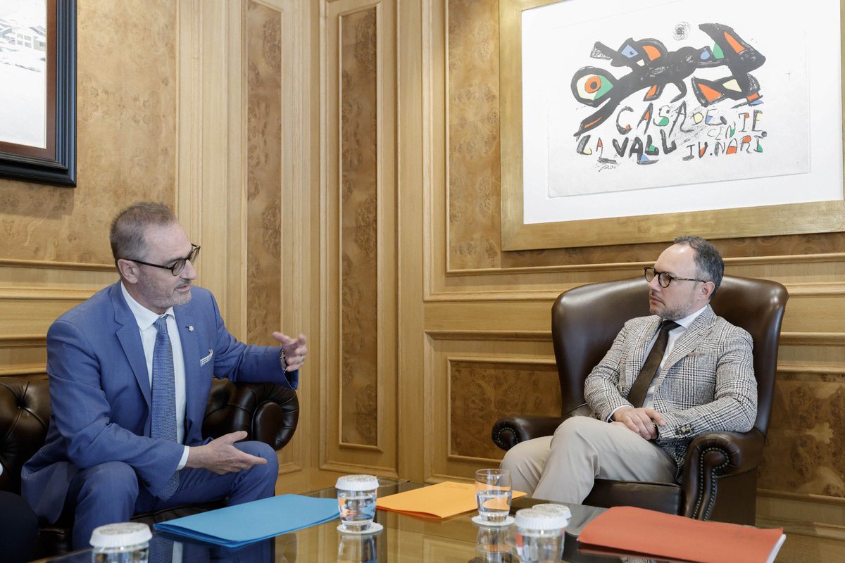 He donat la benvinguda al nou ambaixador de França a Andorra, Nicolas Eybalin, amb el qual seguirem treballant per enfortir les excel·lents relacions bilaterals entre els nostres dos països i la bona col·laboració transfronterera existent.
<a href="/FranceAndorra/">France en Andorre 🇫🇷🇪🇺</a> <a href="/GovernAndorra/">Govern d'Andorra</a>