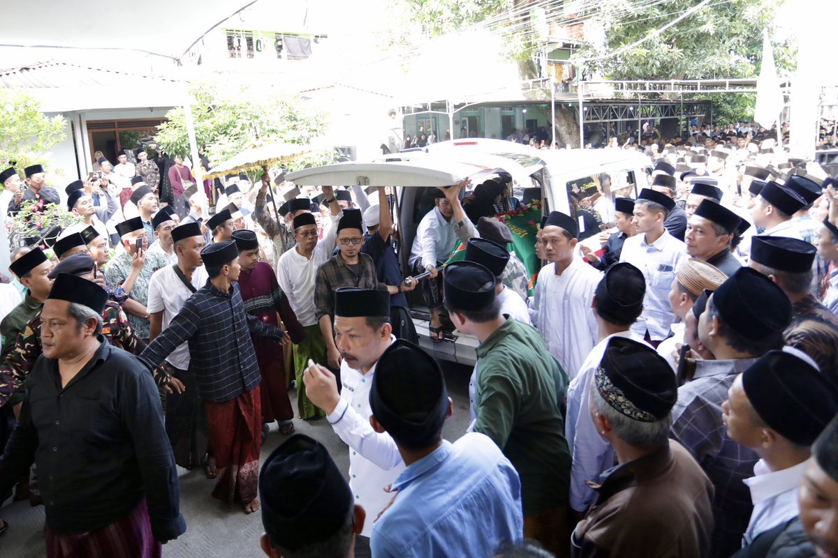 Ketua Umum DPP PKB Gus <a href="/cakimiNOW/">A Muhaimin Iskandar</a> beserta jajaran pengurus DPP PKB takziyah ke Pondok Pesantren Al-Fadlu wal Fadilah, Kaliwungu, Kendal, Selasa (6/5).

Gus Muhaimin beserta pengurus juga turut menunaikan salat jenazah almarhum Gus Alamuddin Dimyati Rois, Anggota Fraksi PKB DPR RI