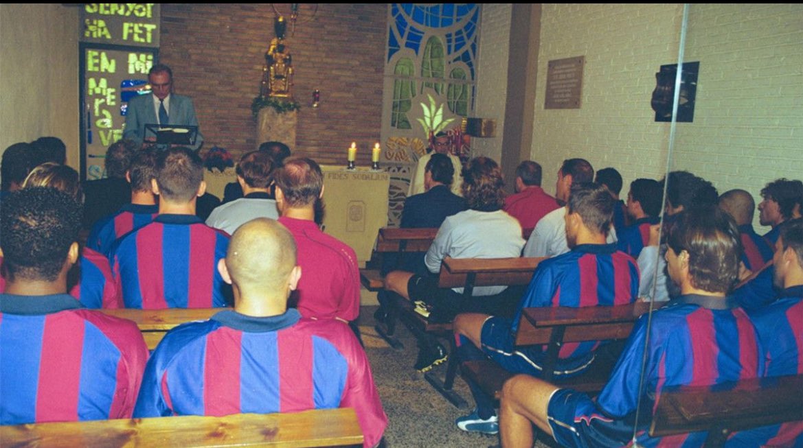 Rosa d'abril, Morena de la serra
De Montserrat estel
Il·lumineu la catalana terra
Guieu-nos cap al Cel
Guieu-nos cap al Cel
💙❤️