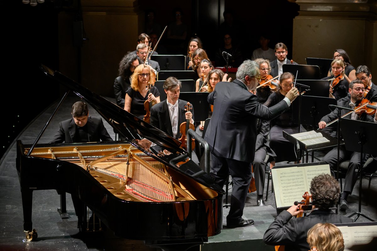Javier Perianes (@perianespiano) on Twitter photo Buenos recuerdos de este pasado domingo, tocando el Concierto en sol de Ravel junto a <a href="/ConductorPons/">Josep Pons - Conductor</a> en el <a href="/Liceu_cat/">Gran Teatre del Liceu</a>. Buenos recuerdos de este pasado domingo, tocando el Concierto en sol de Ravel junto a <a href="/ConductorPons/">Josep Pons - Conductor</a> en el <a href="/Liceu_cat/">Gran Teatre del Liceu</a>.