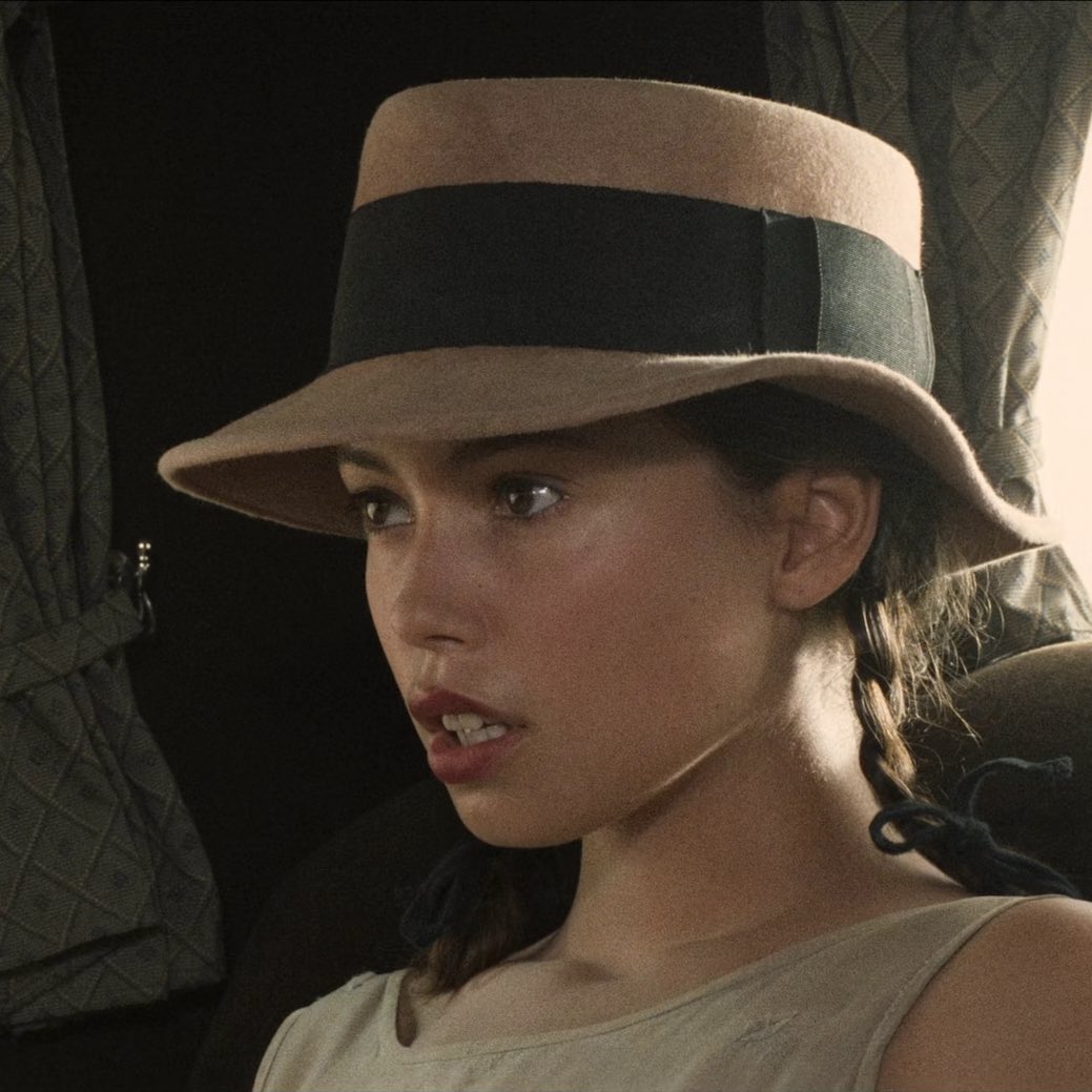 이번 멧갈라 제니 보니까 마르그리트 뒤라스의 <연인> 영화 속 제인 마치의 모습이 비쳐 보인다. 아마도 보터(?) 모자 때문이겠지?Translate post