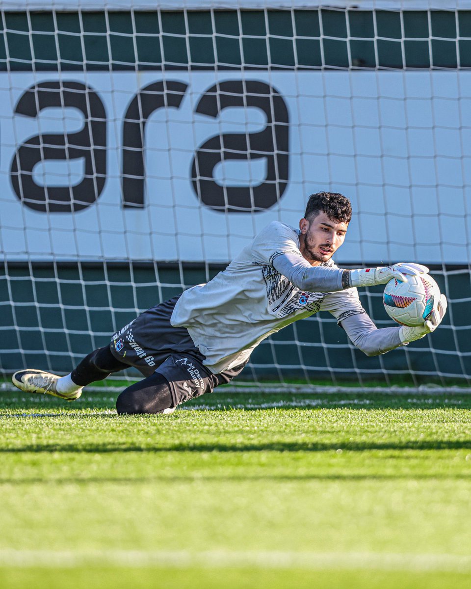 Trabzonspor'da sakatlığını atlatan Uğurcan Çakır, çalışmalara başladı.