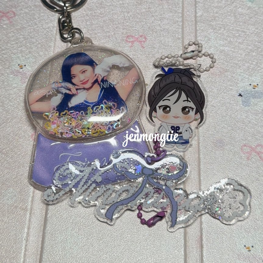 hi ada yang mau gak 

keychain official forever ningning + keychain name

15k/all dom surabaya