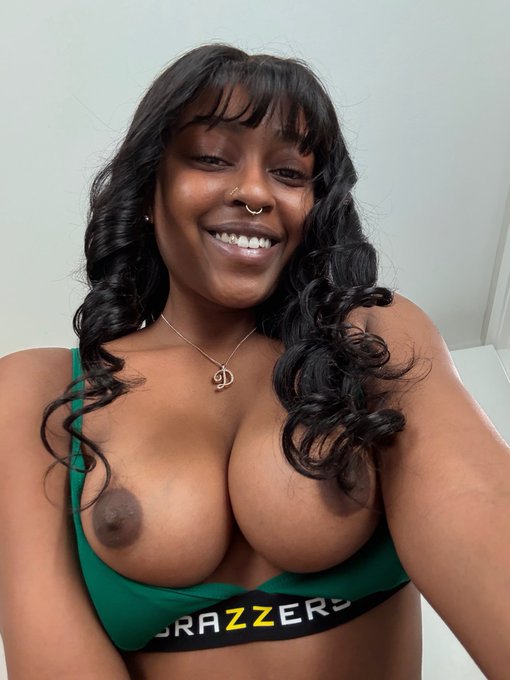 Watch Destiny Mira 🧝🏾‍♀️🫧✨'s leaked NSFW photo on TwXstars