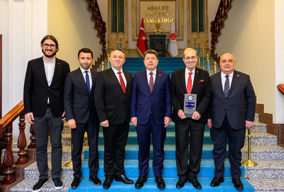 AK Parti Bartın Milletvekilimiz Yusuf Ziya Aldatmaz, Bartın Gazetesi sahibi Esen Aliş, TRT Bartın Temsilcisi Bülent Bostancı ve ABA Medya Genel Müdürü Hasan Camcı'yı Bakanlığımızda konuk ettik.

Güzel memleketimizde yürüttüğümüz çalışmalar üzerine değerlendirmelerde bulunduk.