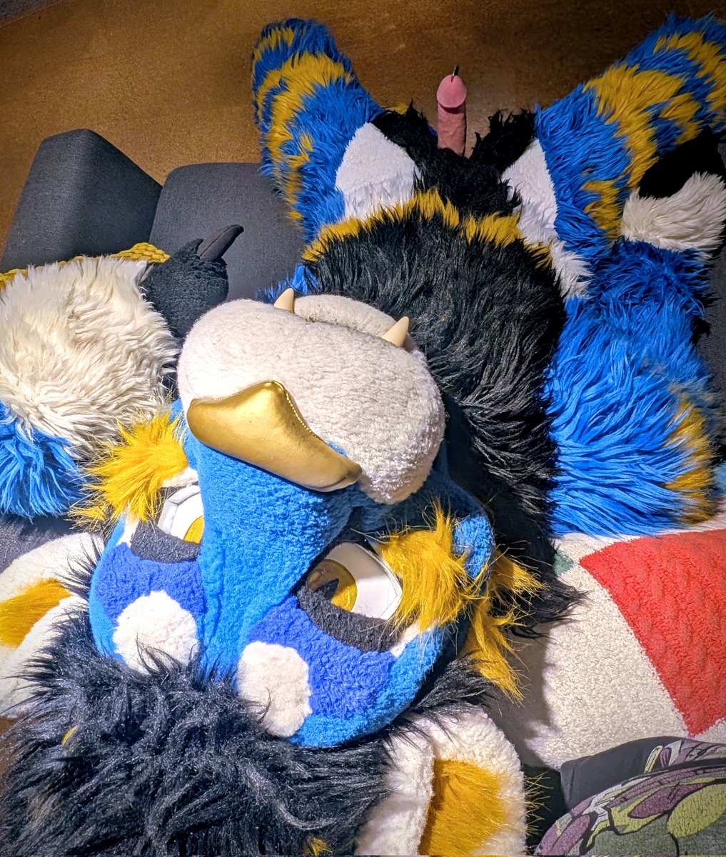Sorry everyone trying to fuck at FWA———I don't wanna plan hook-ups and accidentally let people down if I'm unavailable. 😊

Try this instead: if'ya see me in suit, I am *probably* horny as fuck. Invite me up to your room—your chances are pretty good. 💙