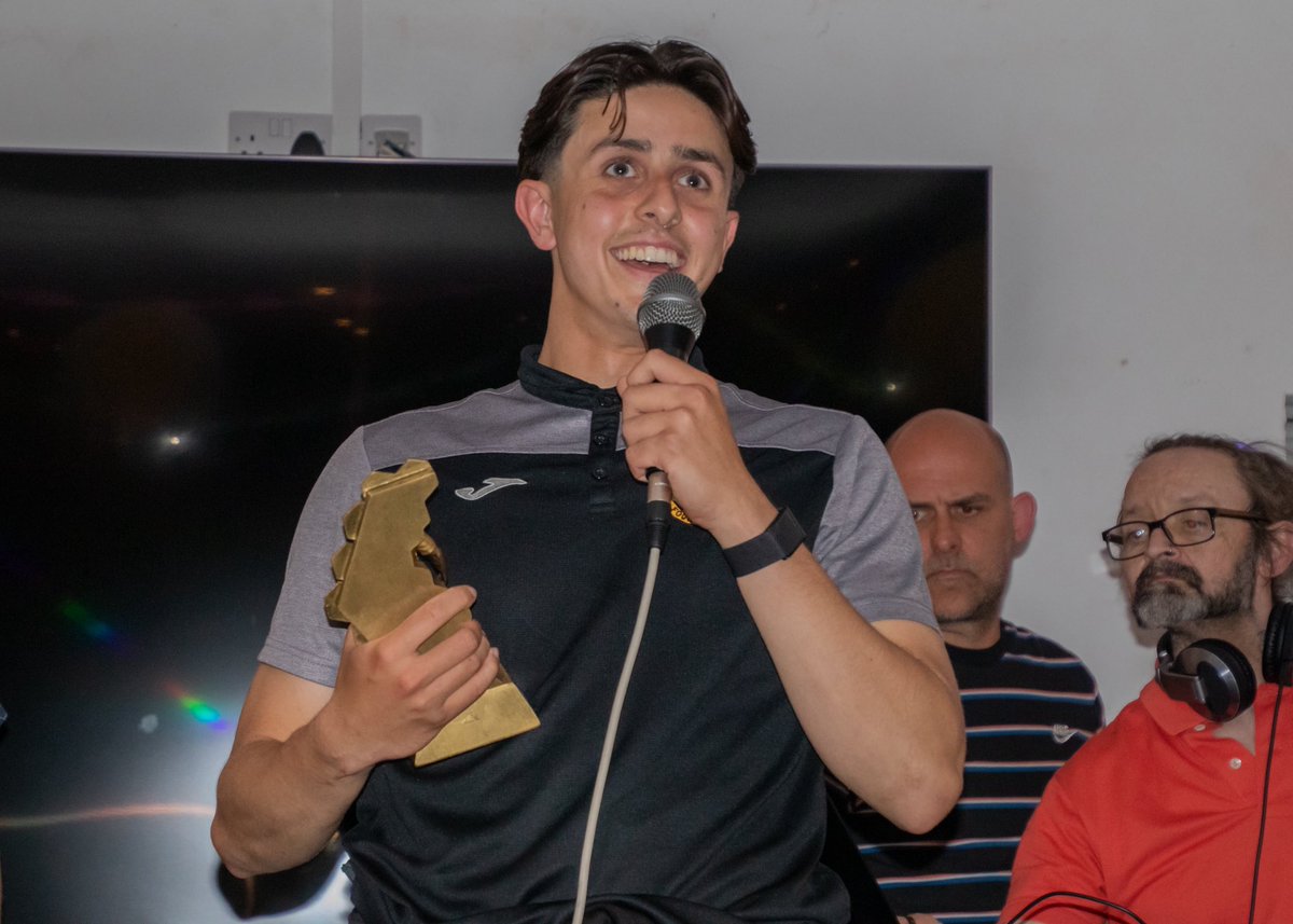 MersthamFC1892's tweet image. 🏆 𝗘𝗻𝗱 𝗢𝗳 𝗦𝗲𝗮𝘀𝗼𝗻 𝗔𝘄𝗮𝗿𝗱𝘀 🏆

𝗬𝗼𝘂𝗻𝗴 𝗣𝗹𝗮𝘆𝗲𝗿: @okhindz 

Congratulations, Ollie!

Watch in full over on our YouTube: youtu.be/_YKhaFHknig

📸 @PhotographyVjt

#UTM 🧡🖤