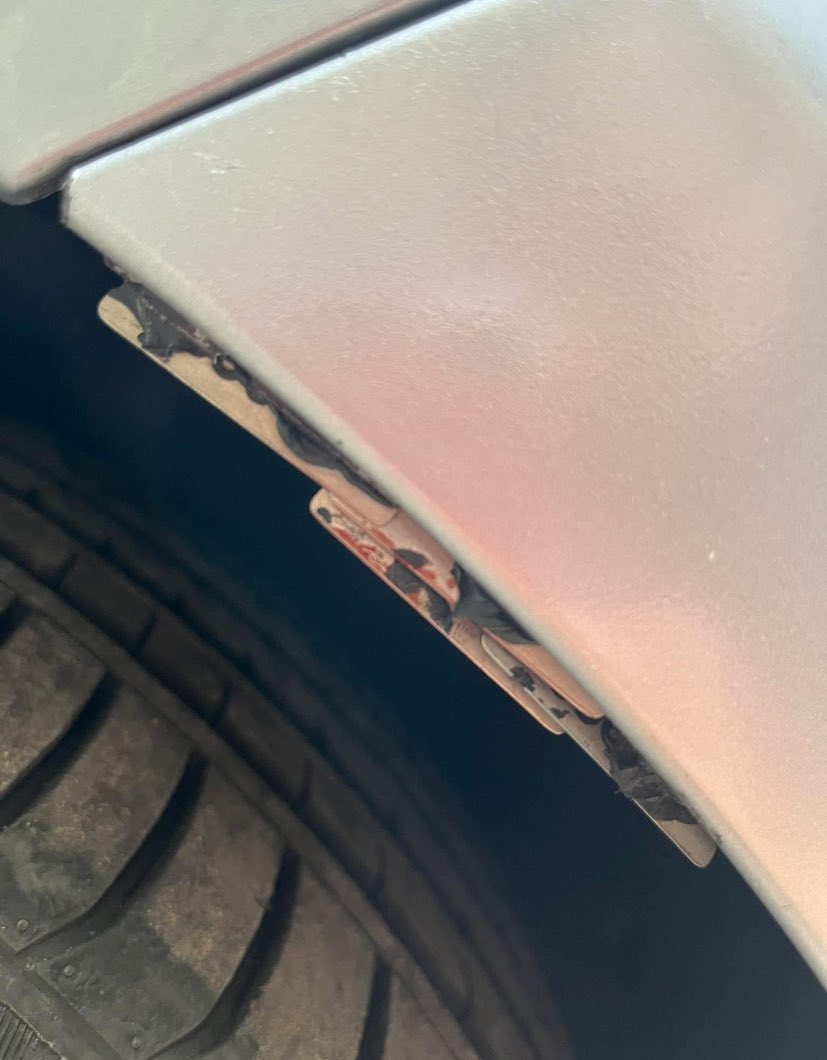 SirHijoDPuta's tweet photo. ¿Saben lo que es eso?

SANGRE DE RATA, a lo que hemos tenido que llegar para evitar el robo de faros, efectivamente, a ponerle navajas de afeitar a las fascias de los autos para evitar ser vandalizado. 

Los mexicanos no hemos llegado a la Luna porque no queremos. https://t.co/HRHbtHCHCT