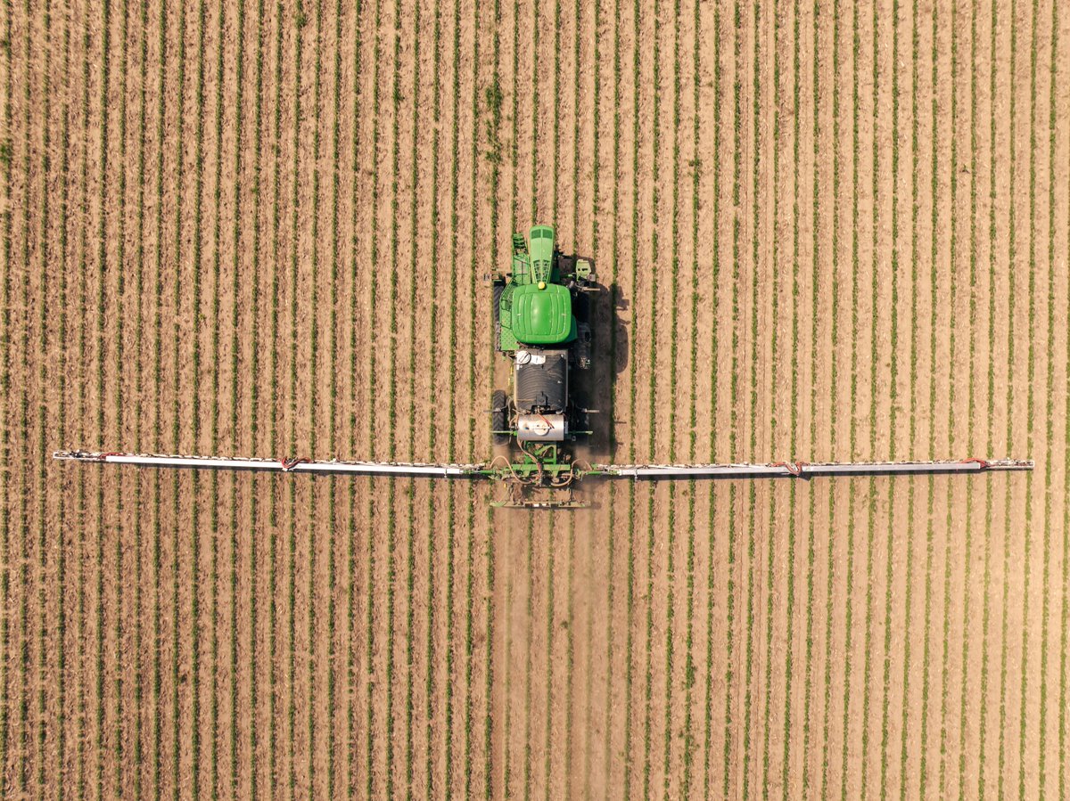 Magill Farm in ND cut costs by $20/acre with the Greeneye precision spraying system! Tackling weeds like #waterhemp &amp; #kochia, they reduced herbicide use, upgraded their sprayer into a smarter one, and spray at night —no subscription fees. Learn more: greeneye.ag/wp-content/upl…