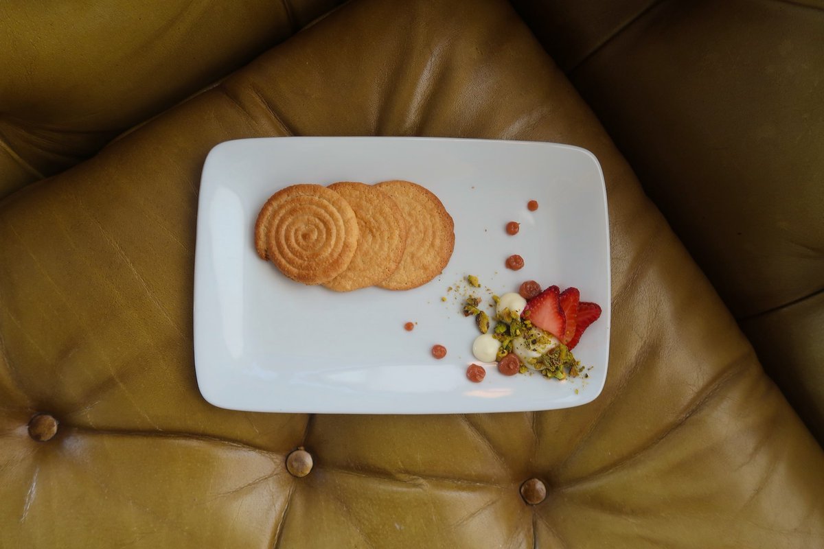 Back by popular demand. 🌹 Honey Cookies, featuring a dreamy blend of strawberry, rhubarb, pistachio, and rose. Each bite is elevated by flavors of honey macronade and velvety rose panna cotta, complemented by poached strawberries, and tangy rhubarb puree.