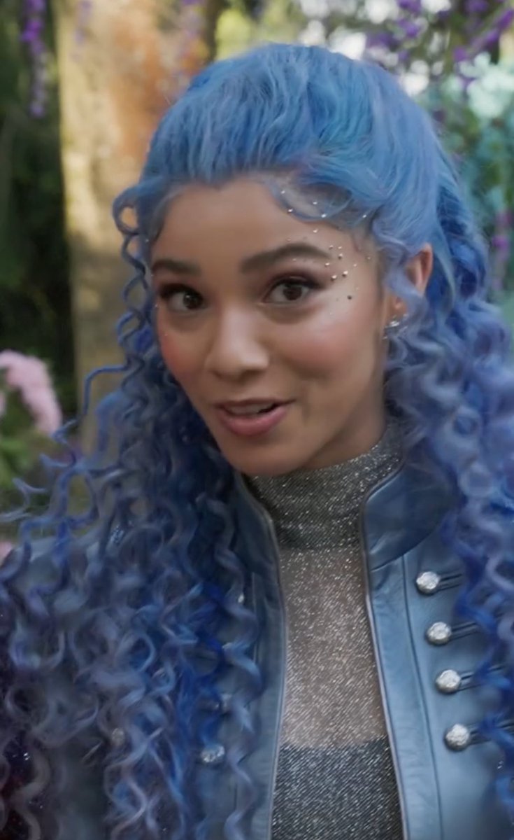 luminarybaker's tweet photo. intricate pattern on the jacket. gems around her eyes. the periwinkle curls. cute half up half down. the emblem and leaf earrings. the hair clip. the blue acrylics. chloe charming come home. https://t.co/LUshenE7op
