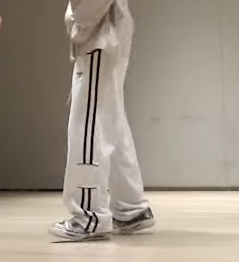 📌(경민) 골라
TRACK SWEATPANTS [LIGHT GRAY]
(무신사에서 구매가능)
musinsa.onelink.me/PvkC/7er4pxdd

📖 'TRY WITH US' Dance Practice Behind