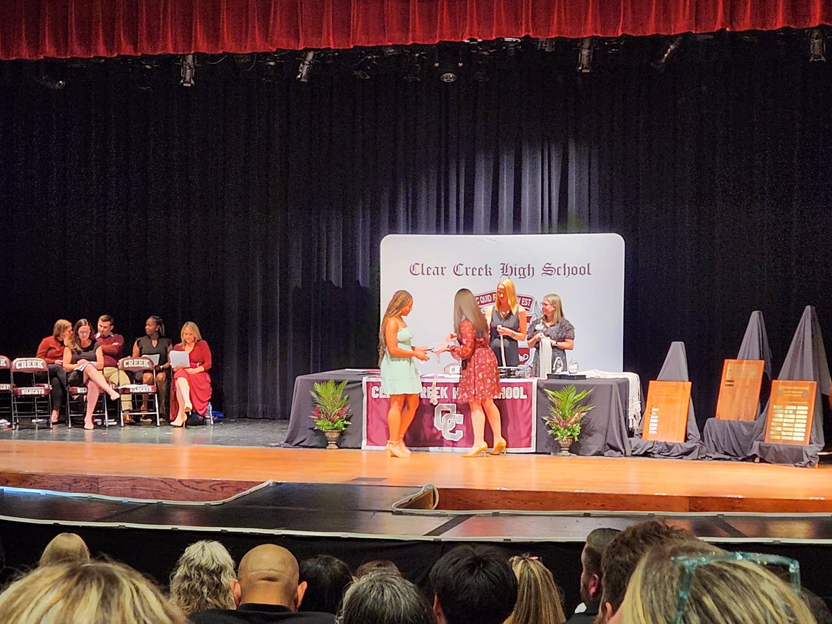KhamariHall2025's tweet image. I received my Summa Cum Laude chords, scholarships, and awards last night during my senior award ceremony. @IG_Jackson18u @KcJackson00 @RazorbackSB @clearcreeksb