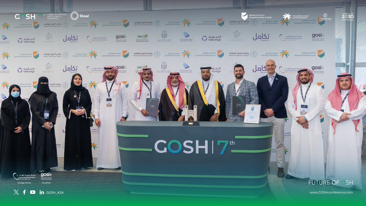 على هامش #GOSH7، شهد المؤتمر لحظة فارقة بتوقيع اتفاقية نقل تقنية وترخيص مشروع ابتكاري بين جامعة أم القرى ممثلة بمعهد البحوث والدراسات الاستشارية، وشركة شول سيفتي إن نمبرز. 
شراكة واعدة تترجم الابتكار الأكاديمي إلى حلول عملية في مجال السلامة والصحة المهنية.