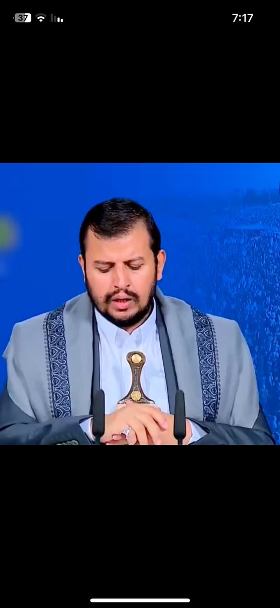عارض الازياء عبدالملك الحوثي ينسق ملابسه للظهور امام حاشيته والشعب اليمني ميت جوع  #اليمن