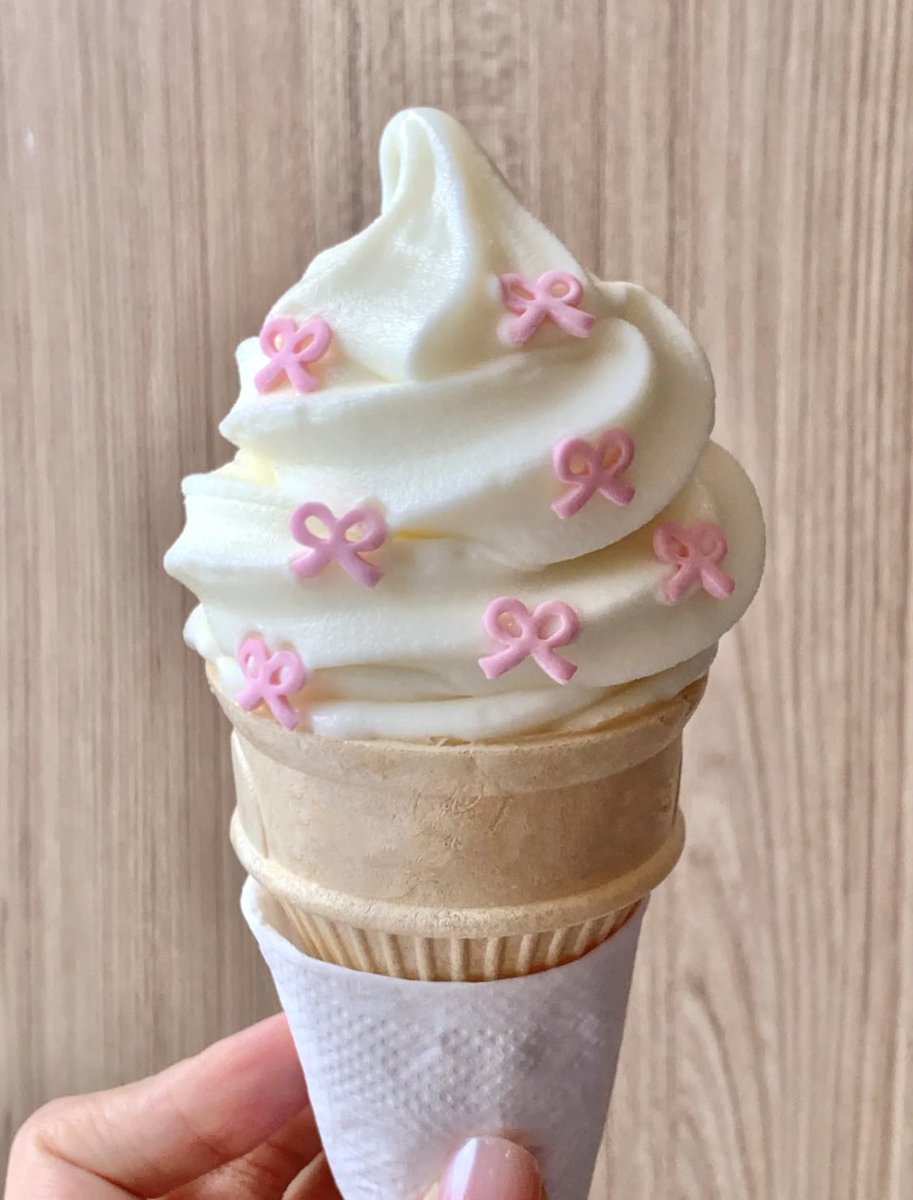 vanilla ice cream with topping bows