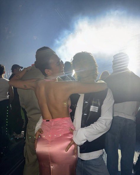 Ela é brat 💚 Novas fotos de Dua Lipa no concerto de Charli xcx, em Nova Iorque (Via giulianocalza)