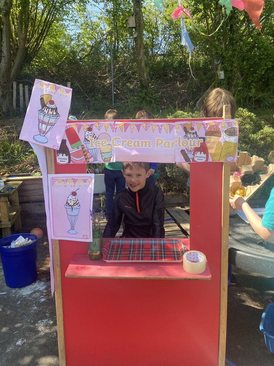lussprimary's tweet image. Trying out some new flavours and toppings at the ice cream shop this week . The health and safety inspector turned up just to make sure things were being done properly.🍦🍧☀️