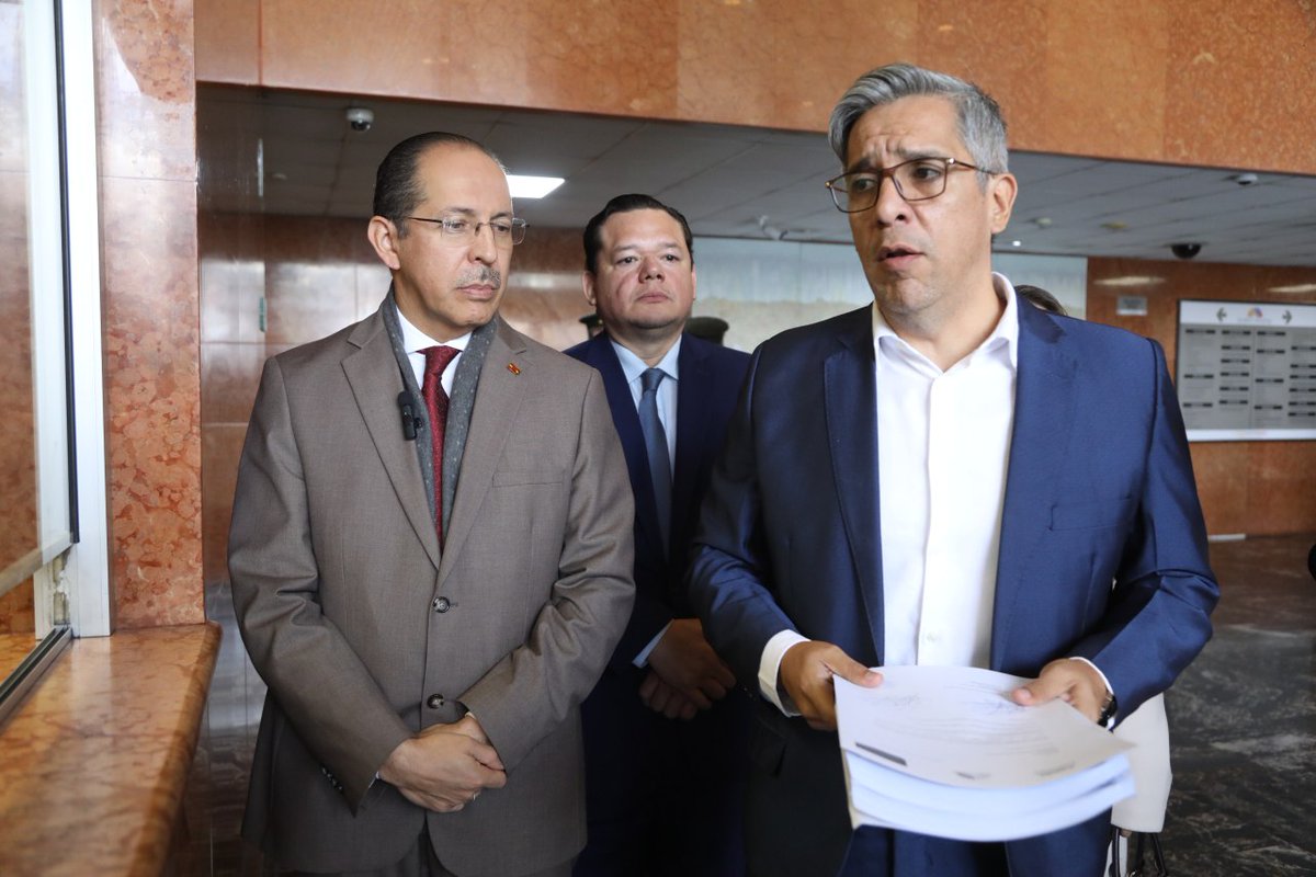 Asamblea Nacional (@asambleaecuador) on Twitter photo Los asambleístas <a href="/DrHumbertoTapia/">Humberto Tapia Escalante</a> y <a href="/DrCamiloSalinas/">Camilo Salinas Asambleista</a> presentaron el proyecto de Código Orgánico de la Salud que contiene una serie de mecanismos que permiten que el derecho a la salud sean de aplicación directa para los ciudadanos.
#JuntosLegislamos Los asambleístas <a href="/DrHumbertoTapia/">Humberto Tapia Escalante</a> y <a href="/DrCamiloSalinas/">Camilo Salinas Asambleista</a> presentaron el proyecto de Código Orgánico de la Salud que contiene una serie de mecanismos que permiten que el derecho a la salud sean de aplicación directa para los ciudadanos.
#JuntosLegislamos