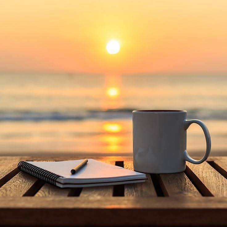 LOADING2S's tweet image. A New Morning
No noise..just the birds’ songs,  
I sit near the shore with a cup of tea,  
Watching the sun rise through my lens..  
I write my hopes on diary pages..
Fresh beginnings, a renewed mindset
An energetic vibe fills me,  
And this feeling... I don’t want to lose..✨