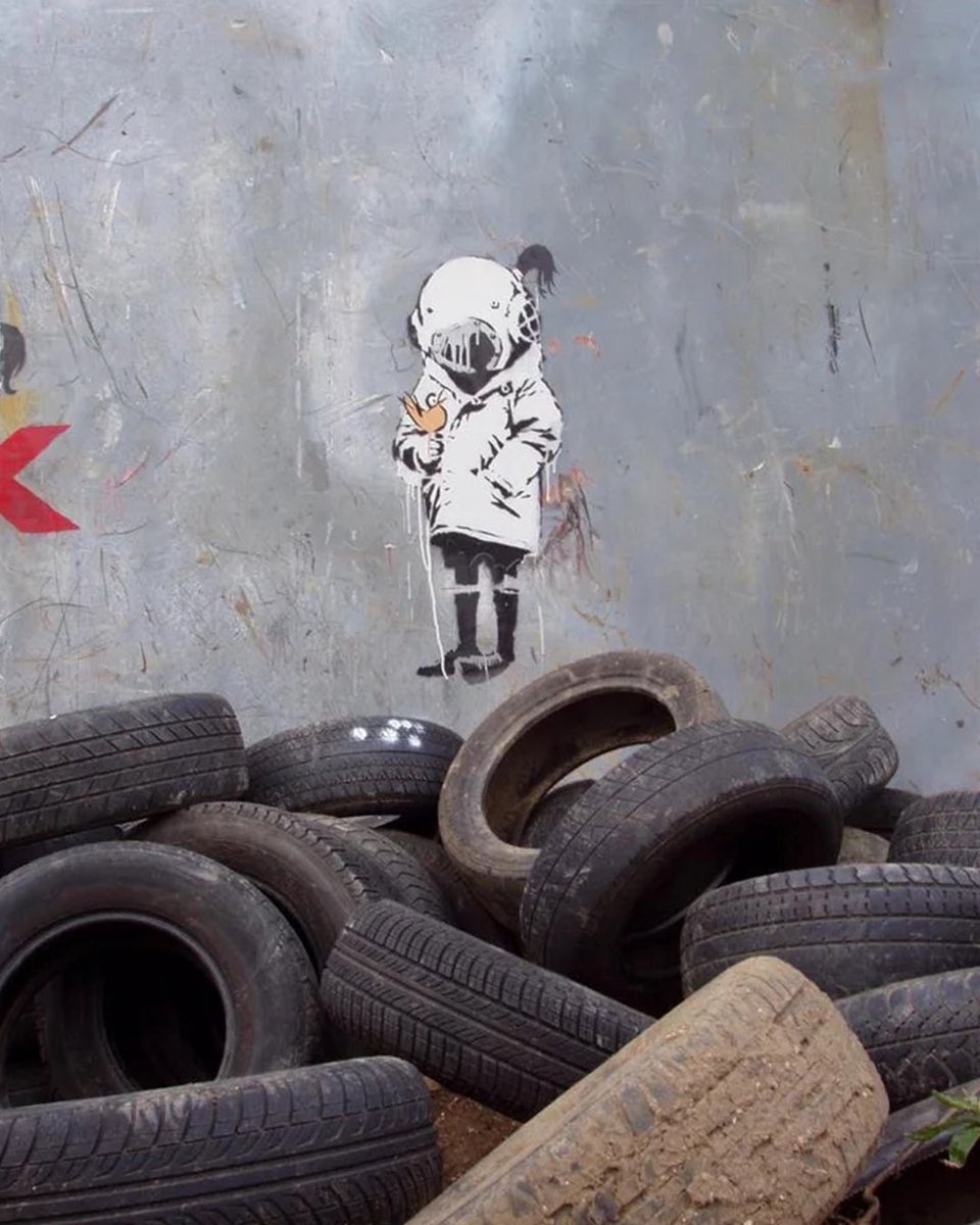 Think Tank. Artwork by Banksy. Deptford, London.
📷 Steve Lazarides