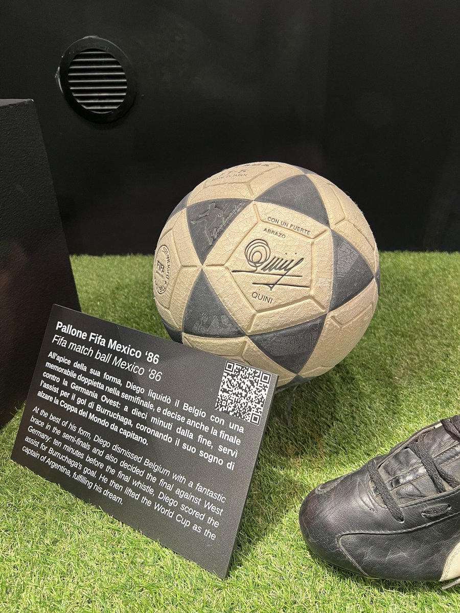 RodrigoFaez's tweet image. 🙏 Me encontré esto en la Colección Massimo Vignati (único museo de Maradona en Nápoles)

👀 “Diego decía que era uno de sus mejores amigos. Leal y noble”. 

No pasa un día sin recordar al más grande. 

❤️ Te echamos de menos. Enrique Castro “Quini”. 

Leyenda eterna 🔴⚪️