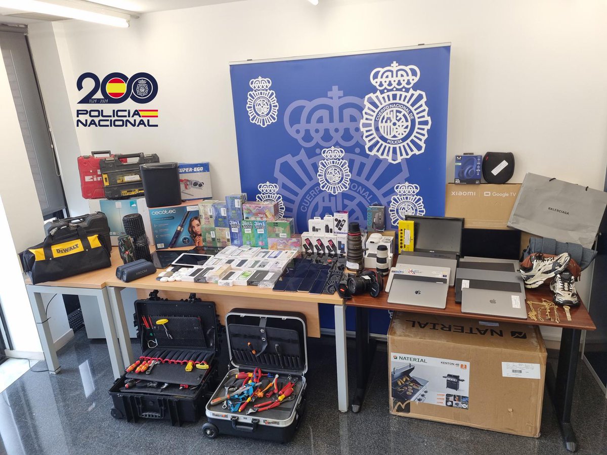 Desarticulado un grupo criminal en #Barcelona dedicado a comprar artículos electrónicos robados para posteriormente venderlos en #Marruecos

👉Hay 4 detenidos

👉Ocultaban los objetos robados en trasteros y domicilios particulares 

abc.es/espana/catalun…