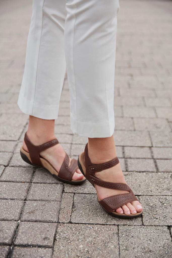 jambufootwear's tweet image. Vacation shoes that actually keep up? 👀 Say hello to Makayla—lightweight, comfy, and made for movement.

🌴→ l8r.it/WGRc

#JambuStyle #SandalSeason #ComfortInEveryStep #JambuShoes #SpringShoes #SummerStyle