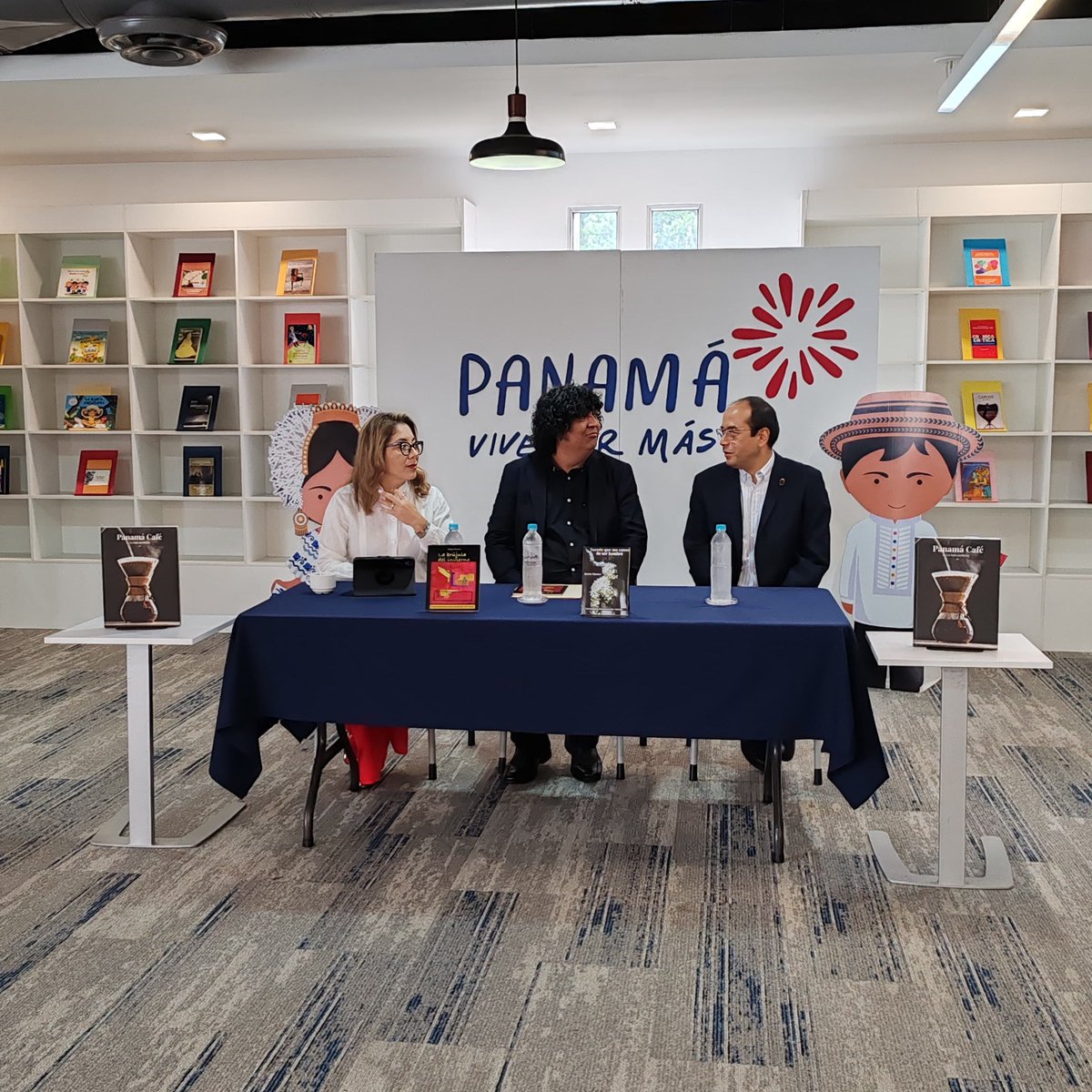 #VidaUCAsv | La UCA inaugura la etapa dedicada a Panamá del programa Pasaporte Global. La jornada comienza con la participación del escritor Jhavier Romero, quien presenta su libro La brújula del invierno.