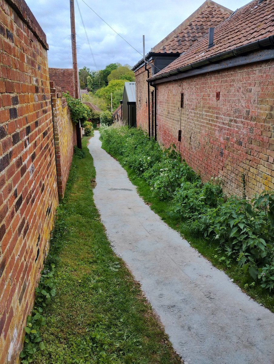GreenwaysProj's tweet image. Footpath resurfacing completed today in Tuddenham St Martin for @suffolkcc . Many thanks to the regular volunteers for the hard work barrowing crushed stone! Thanks also to the Tuddenham Fountain for letting us use their car park! @EastSuffolk @IpswichGov #pathwork #volunteers