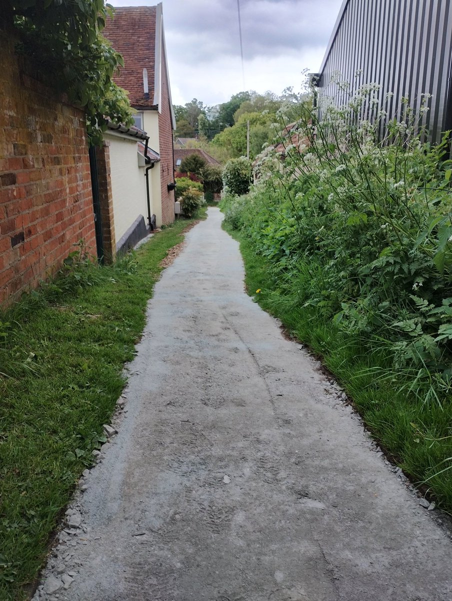 GreenwaysProj's tweet image. Footpath resurfacing completed today in Tuddenham St Martin for @suffolkcc . Many thanks to the regular volunteers for the hard work barrowing crushed stone! Thanks also to the Tuddenham Fountain for letting us use their car park! @EastSuffolk @IpswichGov #pathwork #volunteers