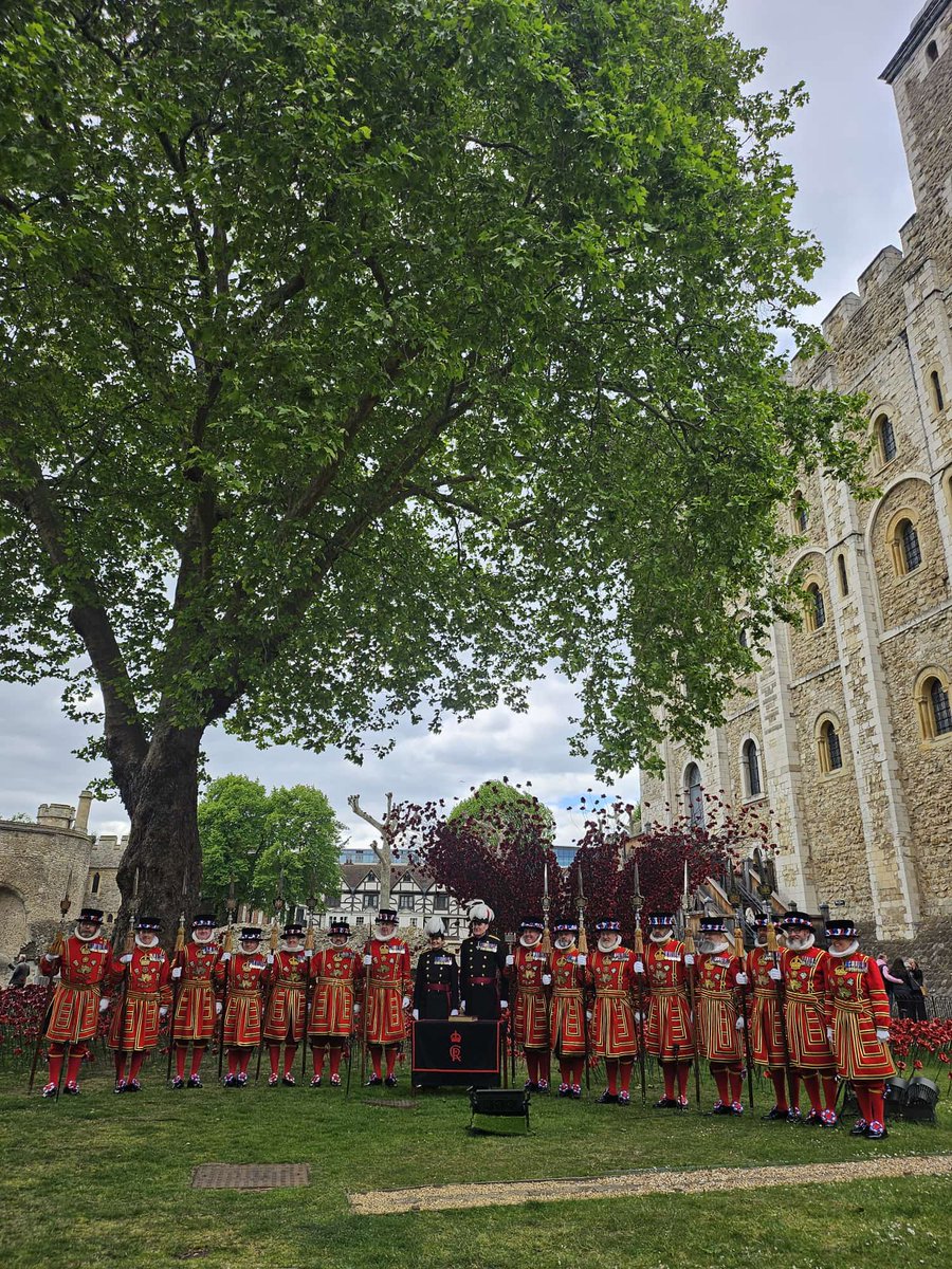 We were honoured to be visited by Her Majesty Queen Camilla today who helped plant the last poppy. 👸🏼🏰🇬🇧
#VEDay