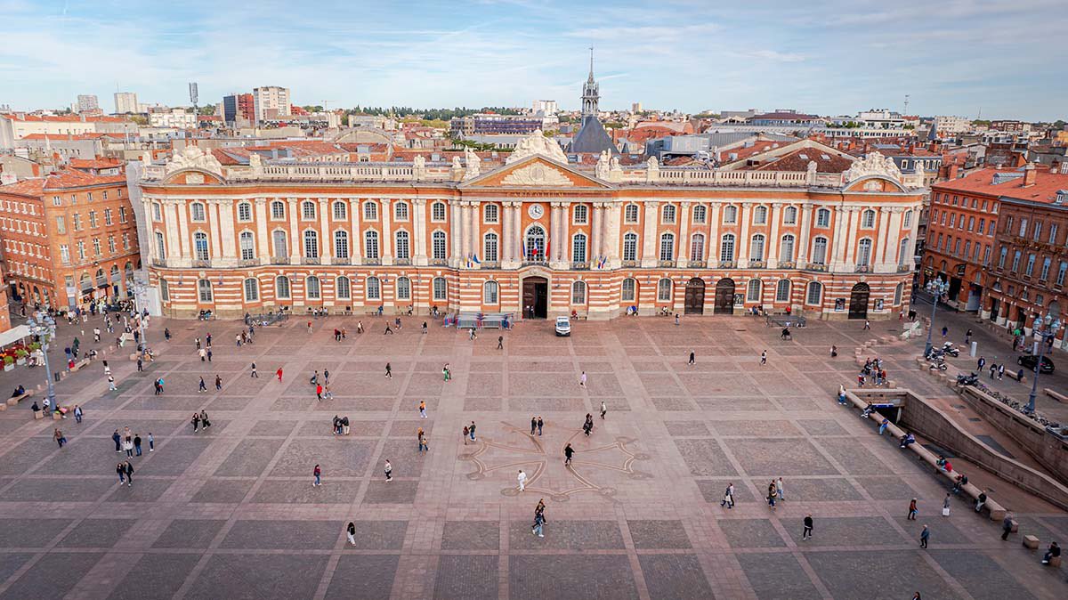 La Place du Capitole, monument préféré des Français ! À vos votes ! 🇫🇷

🗳️ À partir d’aujourd’hui et jusqu’au 23 mai, vous pouvez soutenir le symbole de Toulouse, lieu de rassemblements et de célébrations devant la maison des Toulousaines et des Toulousains, en lice pour