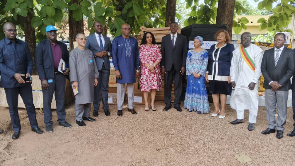 Saoudine08's tweet image. 30 centres de santé renforcés, 750 agents formés, des incinérateurs installés. Aujourd’hui à Bertoua, j’ai remis, au nom du HCR, du matériel médical et d’hygiène aux autorités locales. Ensemble pour une santé publique inclusive et durable ! #HCRBertoua #Mpox #Solidarité