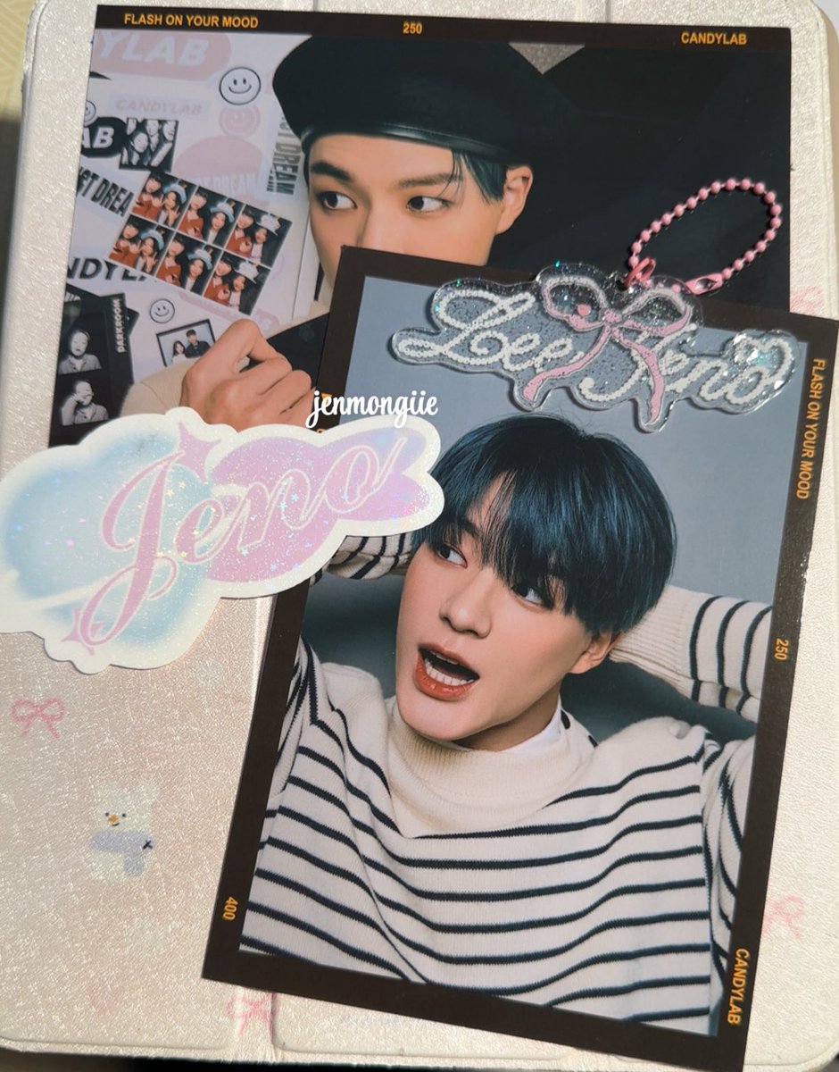 hi ada yang mau gak 

2 postcard official jeno + sticker name + keychain 

10k/all dom surabaya