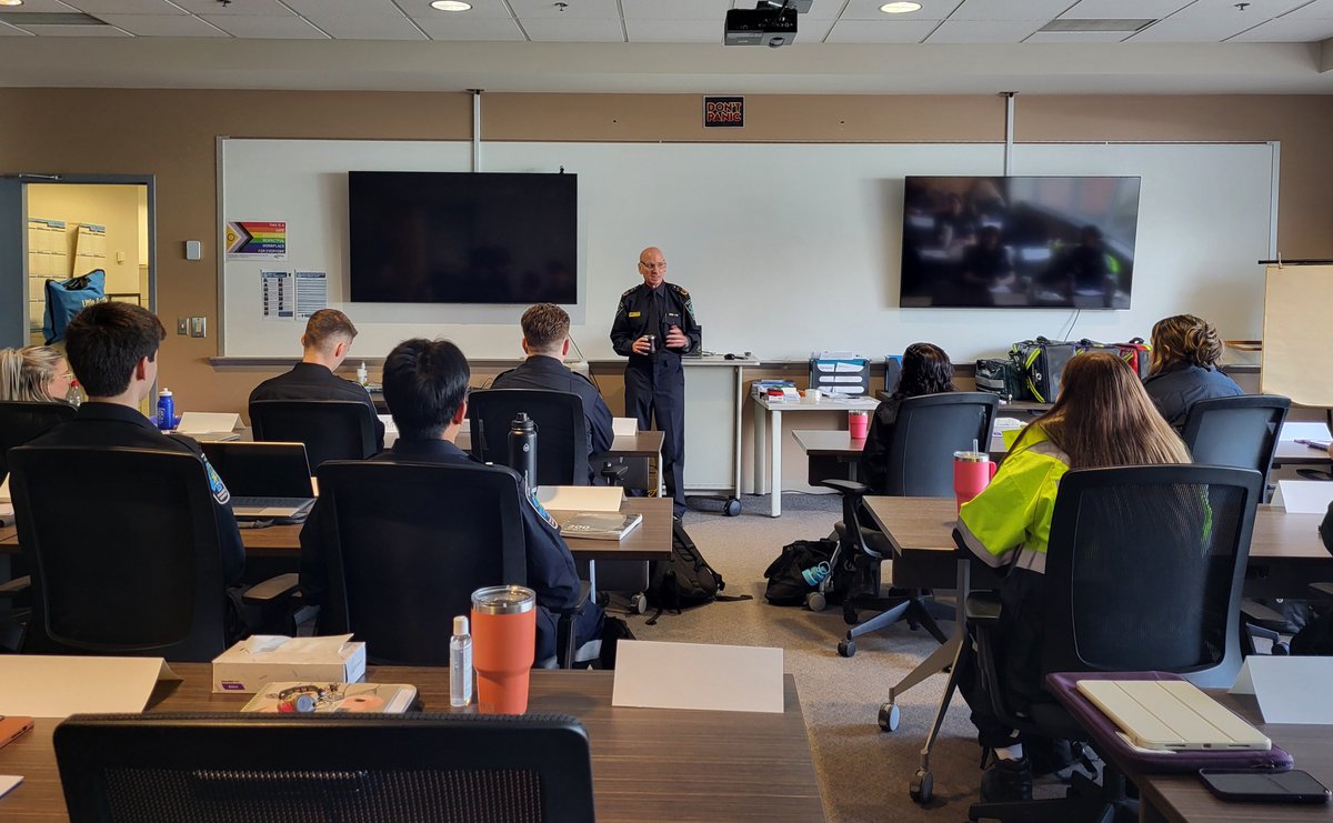 Meet the newest group of #HaltonParamedics! 🌟 This month, we’re training our new hires on how we provide the best possible care in #HaltonON. 
🚑Want to join the #HaltonParamedics team? Recruitment is open! Learn more and apply by May 25 at: careers.halton.ca